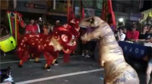 恐龍、舞獅/爆廢公社