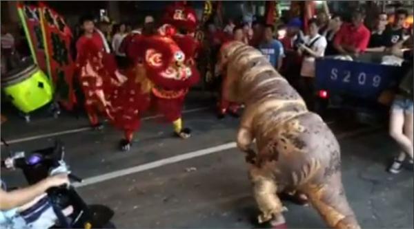 恐龍、舞獅/爆廢公社