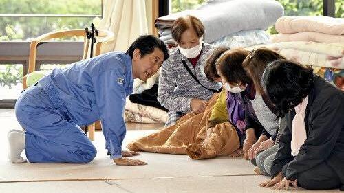 安倍視察震災區　跪姿傾聽災民心聲