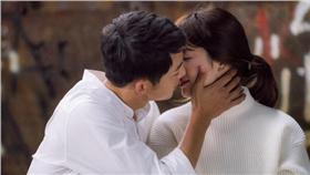 翻攝自太陽的後裔臉書
https://www.facebook.com/dots20160224/photos/pb.1710977775791879.-2207520000.1461422229./1736175043272152/?type=3&theater