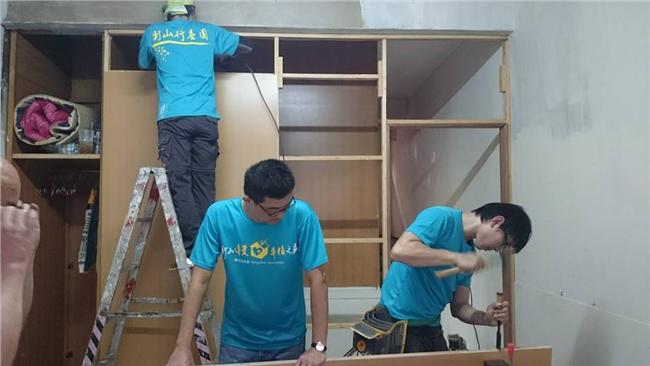 人間有愛！他們義務幫災民修復家園