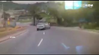 變換車道煞不及　兩車追撞害機車噴飛