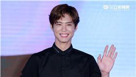 韓星朴寶劍來台會粉絲，示範芭蕾舞基本動作。（記者邱榮吉/攝影）