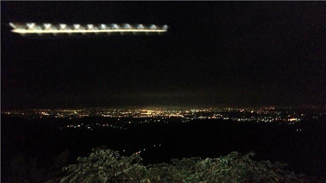 網友PO夜景照　驚見漂浮長條發光體
