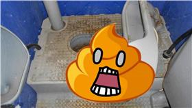 賊躲廁所滅證　警挖出沾滿糞便包包／翻攝畫面