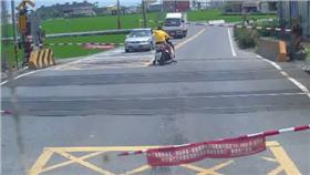 小飛俠？！男子騎車沒戴安全帽、手撐柵欄闖平交道(翻攝網路)