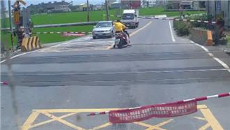 小飛俠？！騎車男子手撐柵欄闖平交道