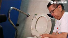 ▲成功從彎腰做起！全聯林敏雄、徐重仁掃廁所（圖／台灣美化協會）