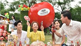 ▲野餐「蘋」酒新風潮　鬼鬼放鬆大玩蘋果疊疊樂（圖／詩莊堡蘋果酒）