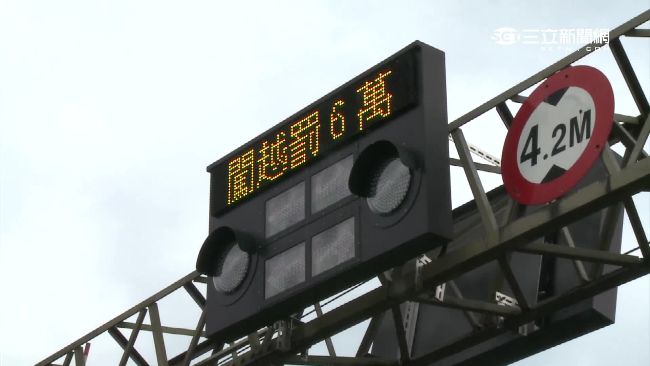 行人闖入高美路平交道　台鐵意外撞上