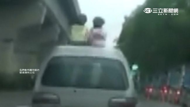 傻爆眼！2女童半身探出天窗不要命
