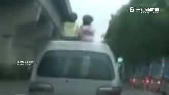 傻爆眼！2女童半身探出天窗不要命