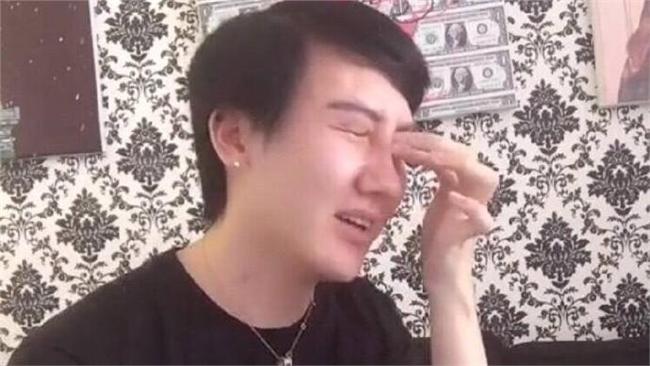 蛇精男爆哭表情包　女友虧：已被醜哭