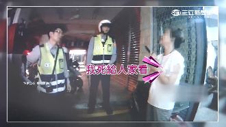 婦人怒門口違停拿刀刺胸　警一秒奪刀