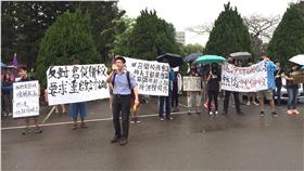 LG
清大併竹教大案 反方學生要求重新討論
國立清華大學與新竹教育大學併校爭議，多名學生24日
在清大大禮堂外拉白布條抗議，向校方提出再召開臨時
校務會議、暫緩併校程序等訴求。
中央社記者魯鋼駿攝  105年4月24日