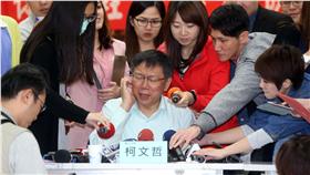 LG
林欽榮傳接內政部長　柯：都媒體在講
台北市副市長林欽榮被視為內政部長熱門人選，台北市
長柯文哲（中）24日表示，都是媒體在講，他沒聽林欽
榮提過，且打仗決勝敗不在第一線，在第二線，台北市
政府不怕會出現人才荒。
中央社記者鄭傑文攝　105年4月24日