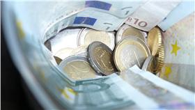 歐元、錢幣、理財、金融、錢、財經、經濟、銅板、零錢(圖／攝影者Jérôme Choain , flickr CC License  https://www.flickr.com/photos/jcfrog/3896448932/)