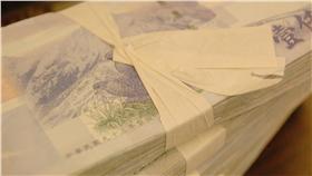台幣、紙鈔、理財、金融、錢、財經、經濟(圖／https://pixabay.com/zh/%E9%8C%A2-%E6%96%B0%E5%8F%B0%E5%B9%A3-%E4%B8%80%E5%8D%83%E5%85%83-%E9%88%94%E7%A5%A8-880802/)