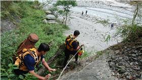 烤肉渡溪3落水　2死1傷（2）
台東縣24日下午發生溯溪意外，2男1女落水，2人獲救
時已無生命跡象。圖為台東縣消防局獲報趕往搜救。
中央社