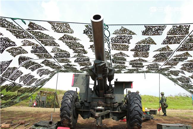陸軍混砲營砲一連155公厘榴彈砲，平時按訓綱規劃落實駐地訓練、戰備演訓，每季實施實彈射擊，讓官兵不懼怕砲聲，熟稔射擊技巧，平時官兵精實訓練成果及團結高昂士氣，棲地期末測驗一定有好佳績。（記者邱榮吉/攝影）