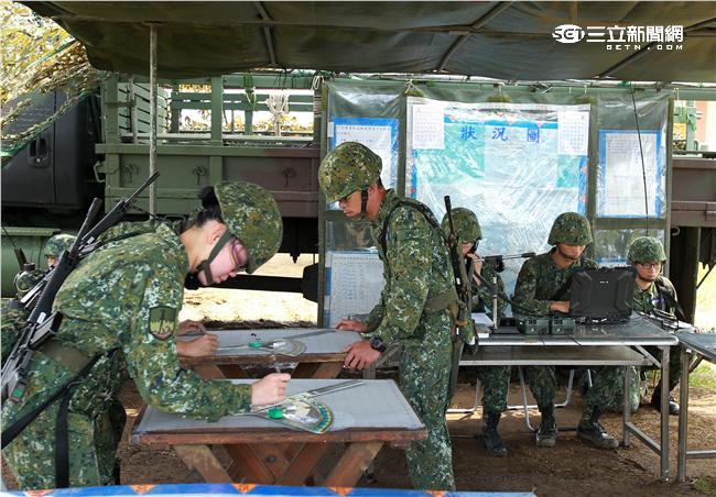 陸軍混砲營砲一連155公厘榴彈砲，平時按訓綱規劃落實駐地訓練、戰備演訓，每季實施實彈射擊，讓官兵不懼怕砲聲，熟稔射擊技巧，平時官兵精實訓練成果及團結高昂士氣，棲地期末測驗一定有好佳績。（記者邱榮吉/攝影）