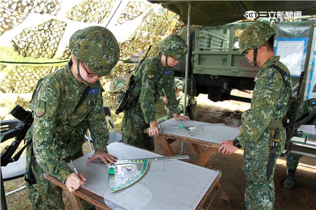 陸軍混砲營砲一連155公厘榴彈砲，平時按訓綱規劃落實駐地訓練、戰備演訓，每季實施實彈射擊，讓官兵不懼怕砲聲，熟稔射擊技巧，平時官兵精實訓練成果及團結高昂士氣，棲地期末測驗一定有好佳績。（記者邱榮吉/攝影）