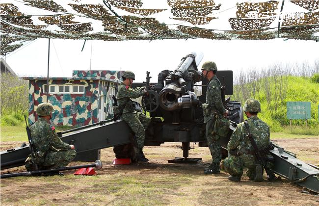 陸軍混砲營砲一連155公厘榴彈砲，平時按訓綱規劃落實駐地訓練、戰備演訓，每季實施實彈射擊，讓官兵不懼怕砲聲，熟稔射擊技巧，平時官兵精實訓練成果及團結高昂士氣，棲地期末測驗一定有好佳績。（記者邱榮吉/攝影）