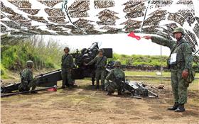 陸軍混砲營砲一連155公厘榴彈砲，平時按訓綱規劃落實駐地訓練、戰備演訓，每季實施實彈射擊，讓官兵不懼怕砲聲，熟稔射擊技巧，平時官兵精實訓練成果及團結高昂士氣，棲地期末測驗一定有好佳績。（記者邱榮吉/攝影）