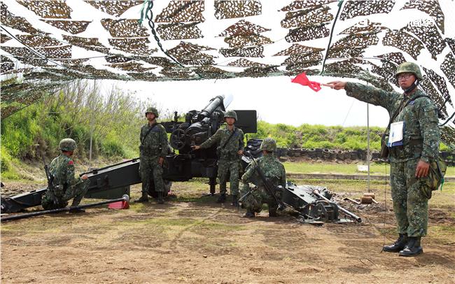 陸軍混砲營砲一連155公厘榴彈砲，平時按訓綱規劃落實駐地訓練、戰備演訓，每季實施實彈射擊，讓官兵不懼怕砲聲，熟稔射擊技巧，平時官兵精實訓練成果及團結高昂士氣，棲地期末測驗一定有好佳績。（記者邱榮吉/攝影）