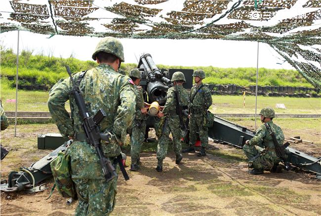 陸軍混砲營砲一連155公厘榴彈砲，平時按訓綱規劃落實駐地訓練、戰備演訓，每季實施實彈射擊，讓官兵不懼怕砲聲，熟稔射擊技巧，平時官兵精實訓練成果及團結高昂士氣，棲地期末測驗一定有好佳績。（記者邱榮吉/攝影）