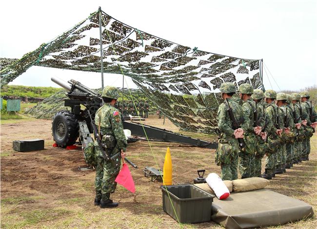 陸軍混砲營砲一連155公厘榴彈砲，平時按訓綱規劃落實駐地訓練、戰備演訓，每季實施實彈射擊，讓官兵不懼怕砲聲，熟稔射擊技巧，平時官兵精實訓練成果及團結高昂士氣，棲地期末測驗一定有好佳績。（記者邱榮吉/攝影）