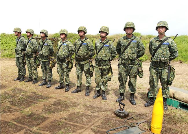 陸軍混砲營砲一連155公厘榴彈砲，平時按訓綱規劃落實駐地訓練、戰備演訓，每季實施實彈射擊，讓官兵不懼怕砲聲，熟稔射擊技巧，平時官兵精實訓練成果及團結高昂士氣，棲地期末測驗一定有好佳績。（記者邱榮吉/攝影）