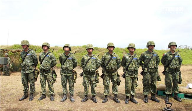 陸軍混砲營砲一連155公厘榴彈砲，平時按訓綱規劃落實駐地訓練、戰備演訓，每季實施實彈射擊，讓官兵不懼怕砲聲，熟稔射擊技巧，平時官兵精實訓練成果及團結高昂士氣，棲地期末測驗一定有好佳績。（記者邱榮吉/攝影）