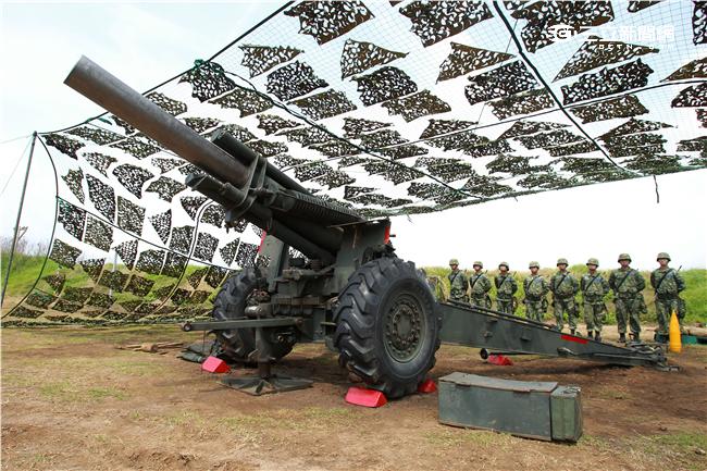 陸軍混砲營砲一連155公厘榴彈砲，平時按訓綱規劃落實駐地訓練、戰備演訓，每季實施實彈射擊，讓官兵不懼怕砲聲，熟稔射擊技巧，平時官兵精實訓練成果及團結高昂士氣，棲地期末測驗一定有好佳績。（記者邱榮吉/攝影）