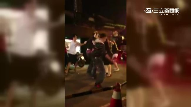 夜市上演全武行！兩惡煞持棍猛K一男