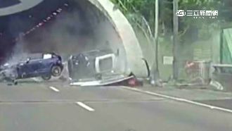 影／兩Mini尬車　下一秒撞變廢鐵