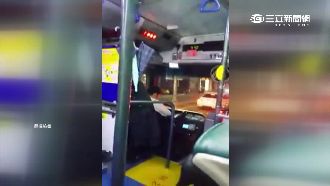 停紅燈就低頭滑手機　公車司機被訴