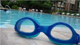 泳鏡-EvelynGiggles-https://www.flickr.com/photos/evelynishere/6625820635/