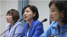 國民黨立法院黨團副書記長王育敏（中）25日在立法院表示，強烈要求翁啟惠應該立刻請辭。中央社記者裴禛攝  105年4月25日