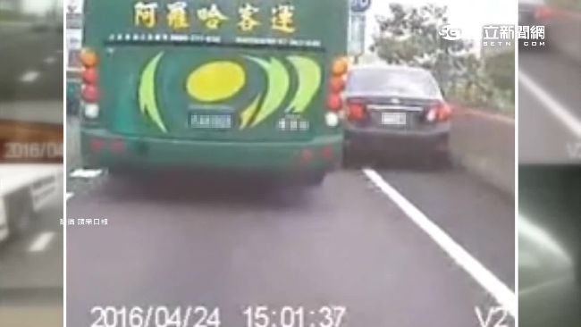 國道超車硬擠路肩　慘成「夾心餅乾」