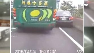 國道超車硬擠路肩　慘成「夾心餅乾」