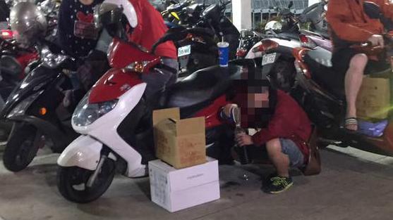 花20元竟裝一箱可樂　店員無奈回應