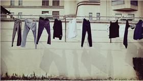 晾衣服、曬衣-flickr-Assassin LOVE-https://www.flickr.com/photos/assassinlove/8485330666/