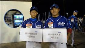 張泰山義賣簽名板（圖／張泰山臉書）