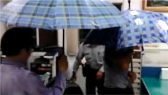 地價最昂貴派出所大漏水　警撐傘值勤