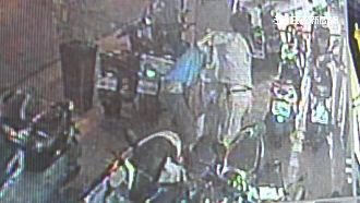 啃老族又疑偷錢　老父當街打爆兒子頭