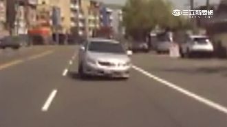 轎車失控飄移　逆向對撞無辜休旅車