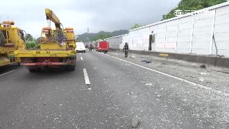 陸團遊覽車趕行程　亂超車國道翻覆