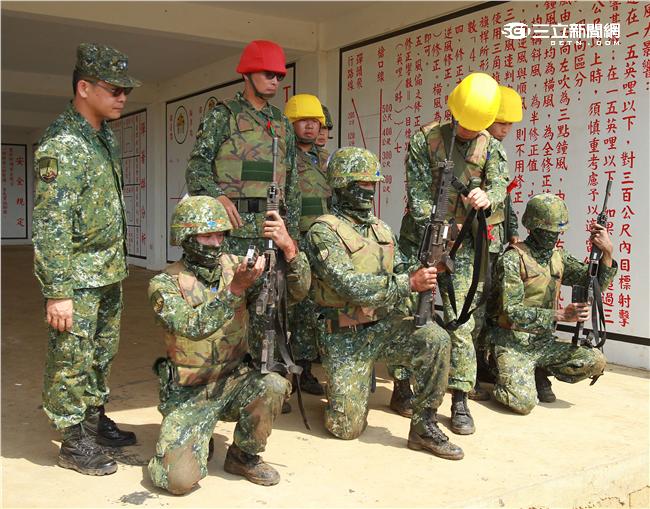 澎防部步兵營步兵必須通過戰鬥射擊，從臥姿射擊後實施行進間的跪姿射擊、立姿射擊、手榴彈投置、上刺刀衝方，總分要在70分才能通過測驗。（記者邱榮吉/澎湖攝影）