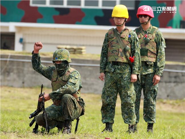 澎防部步兵營步兵必須通過戰鬥射擊，從臥姿射擊後實施行進間的跪姿射擊、立姿射擊、手榴彈投置、上刺刀衝方，總分要在70分才能通過測驗。（記者邱榮吉/澎湖攝影）
